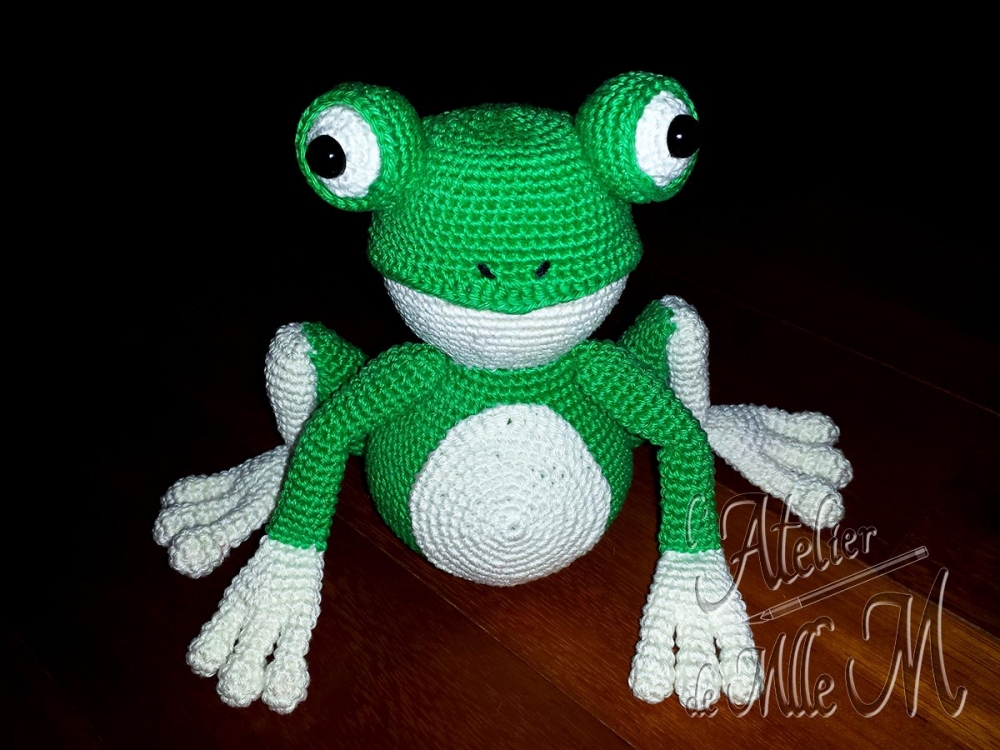 Une belle grenouille aux yeux tout ronds. Composition : Fil 100% coton et rembourrage polyester. Yeux de sécurité en plastique. Dimensions : 14 x 22/30 (pattes pliées ou dépliées x 12 cm.