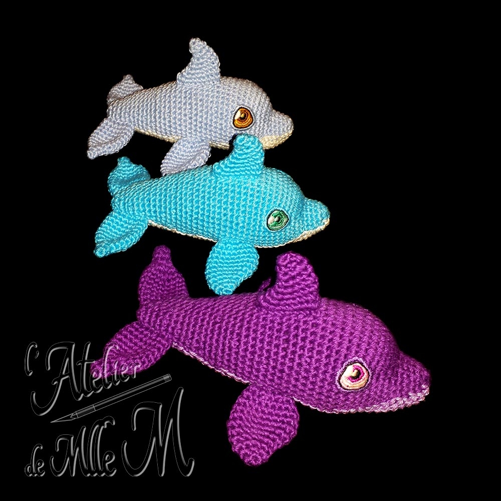 Trio de Dauphins. Un assortiment de trois dauphins colorés. Composition : Fil 100% coton et rembourrage polyester. Yeux brodés en coton mouliné.