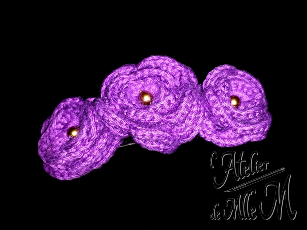 3 roses réalisées au crochet, montées sur une barrette à cheveux. Composition : Fil 100% coton. Cœur en perles dorées. Support de barrette en métal. Réalisation suivant le patron gratuit de DeSerres : http://www.deserres.ca/ (tutoriel indisponible)