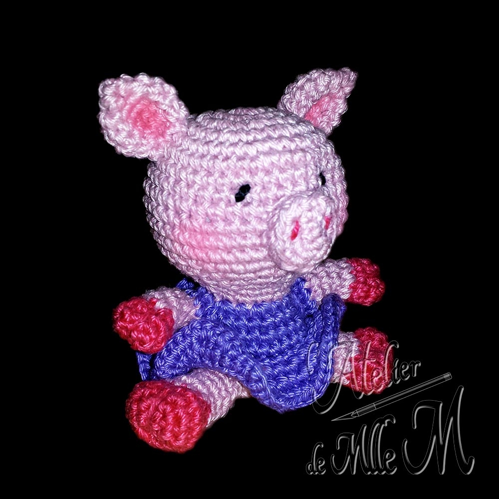 Piggy Choo Une petite cochonne aux joues roses en robe. Création appartenant à la gamme des "Amis Choo". Composition : Fil 100% coton et rembourrage polyester.