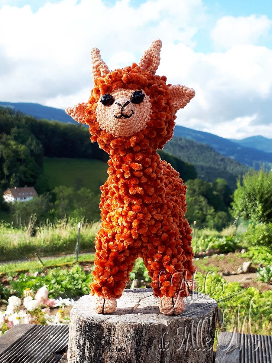 Un Amigurumi du Keervak Clémentine. Animal imaginaire extrait du roman F-ÂME de Sangya Dee.