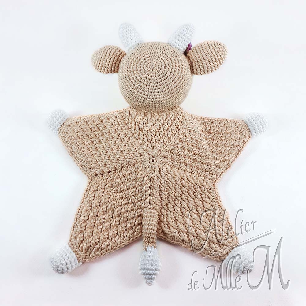 Une petite vache doudou réalisée au crochet pour un bébé nouveau né. Elle a un ventre tout doux grâce au tissu 'Minky'. Composition : Fil 100% coton et rembourrage polyester. Ventre en tissu 'Minky'. Yeux brodés en coton N°12. Fleur crocheté en coton N°12. Dimensions : 23,5 (H) x 24 (l) cm. Article disponible sur le Blog dans la catégorie Amigurumi.