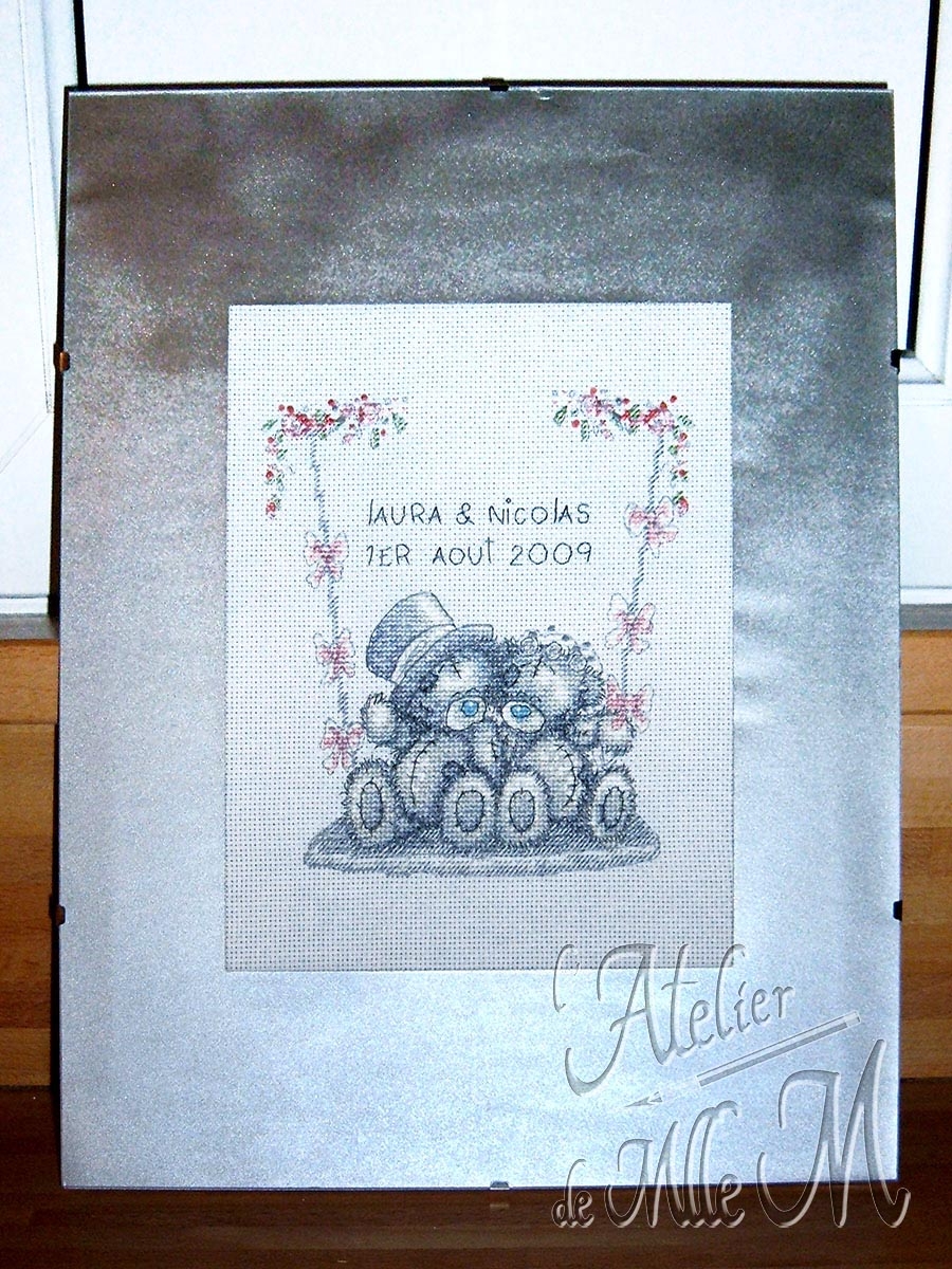 Tableau de mariage "Me to you". Broderie sous cadre de deux petits oursons "Me to you" sur une balançoire le jour de leur mariage. Composition : Point de croix compté sur toile aïda. Fils de coton mouliné. Réalisation suivant une grille trouvée sur internet.