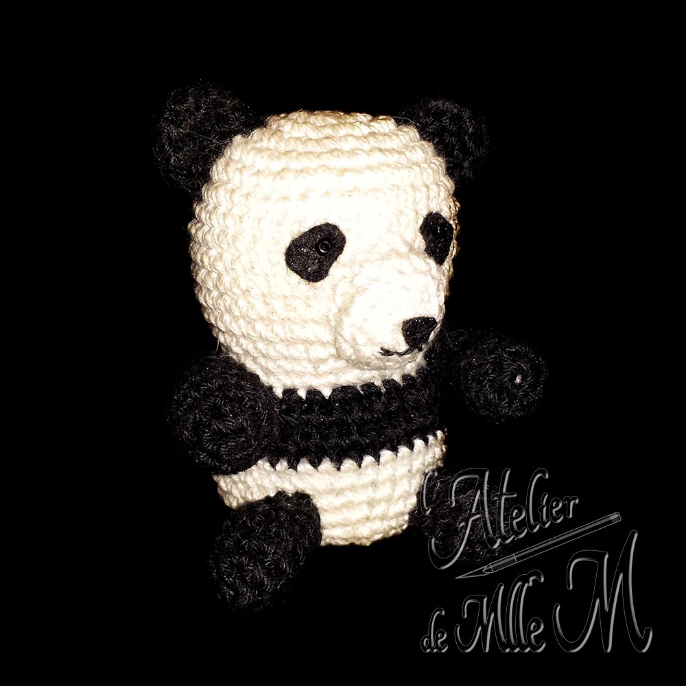 Panda Choo. Un mignon petit panda. Création appartenant à la gamme des "Amis Choo". Composition : Fil 100% coton et rembourrage polyester.