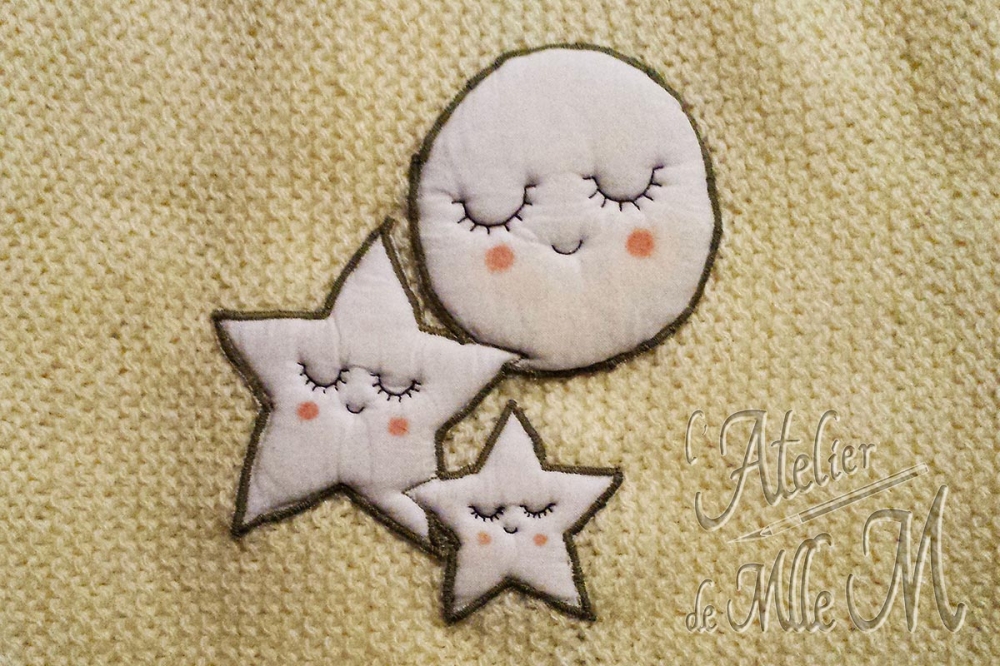 Un adorable boutis représentant une lune et des étoiles joufflus cousu sur un chandail pour bébé fait-main (par les soins de quelqu&amp;#039;un d&amp;#039;autre). Composition : Toile ... - Rembourrage en fil de coton. Yeux et bouche brodés au fil de couture en points arrières. Contours du motif réalisé à la machine à coudre. Joues dessinées au feutre indélébile pour tissu.