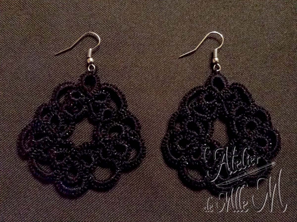 Boucles d'oreilles noires. Composition : Frivolité à l'aiguille. Fil de coton Rico Glitz n°10. Réalisation suivant un patron gratuit trouvé sur internet.