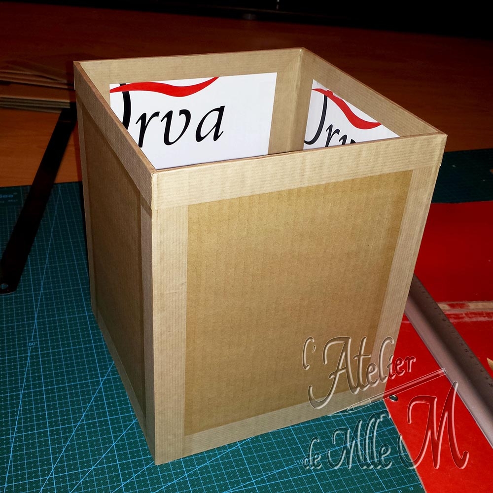 Une simple boîte en carton... avec une fente sur le couvercle pour faire une urne pour une tombola. Fond de la boîte (urne) avant habillage.