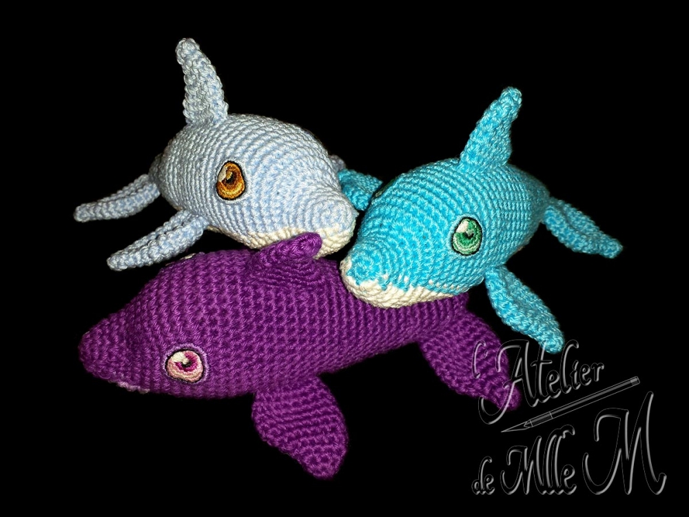 Trio de Dauphins. Un assortiment de trois dauphins colorés. Composition : Fil 100% coton et rembourrage polyester. Yeux brodés en coton mouliné.