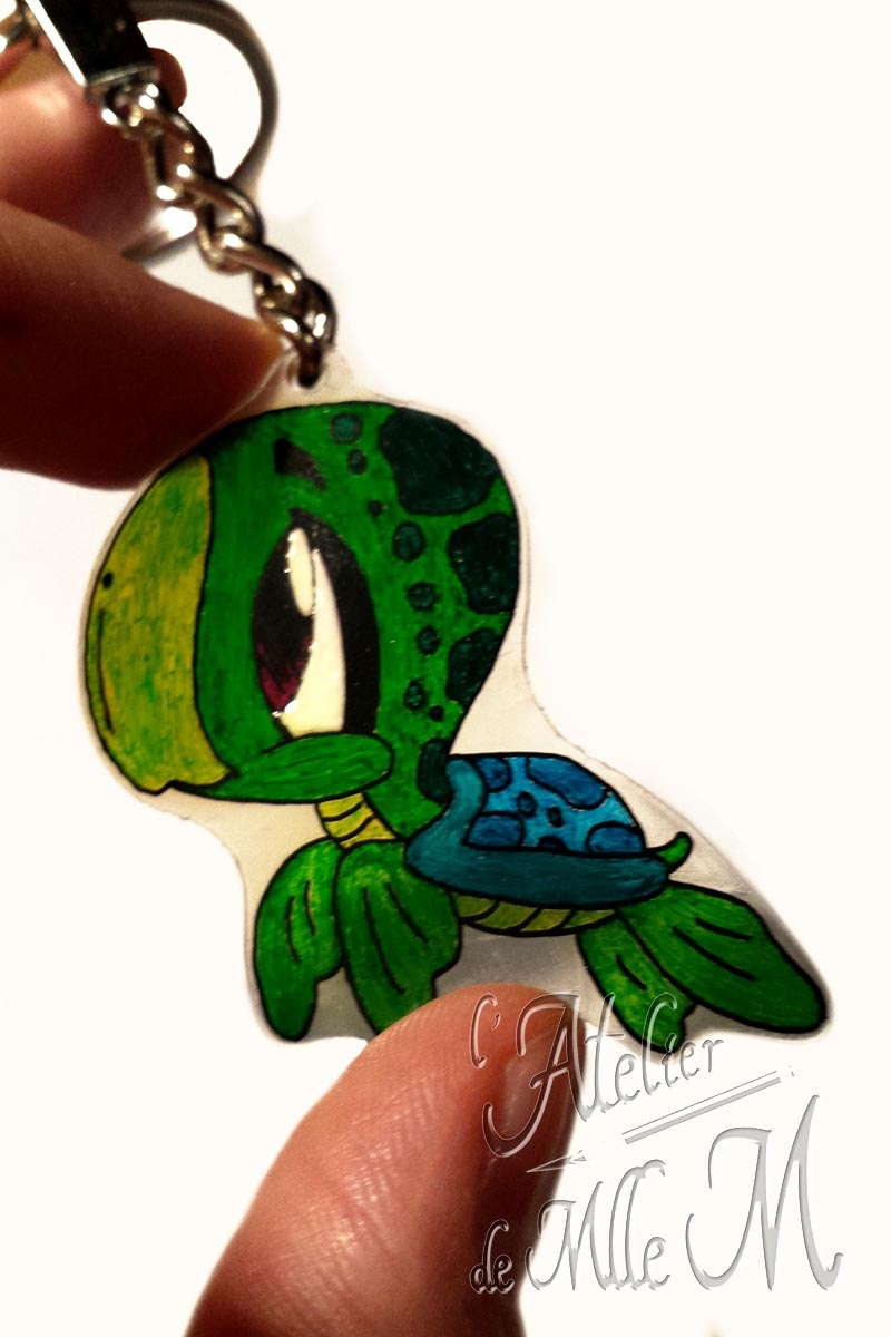 Porte-clef Tortue après cuisson et vernissage. Réalisé aux feutres permanents sur plastique fou / dingue. Dessin d'après les tutos Youtube de Fun2draw.