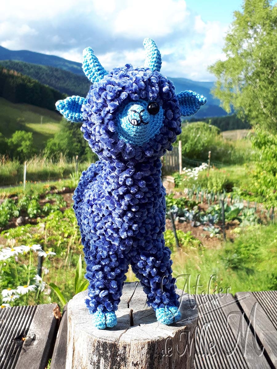 Un Amigurumi du Keervak Bleuet. Animal imaginaire extrait du roman F-ÂME de Sangya Dee.