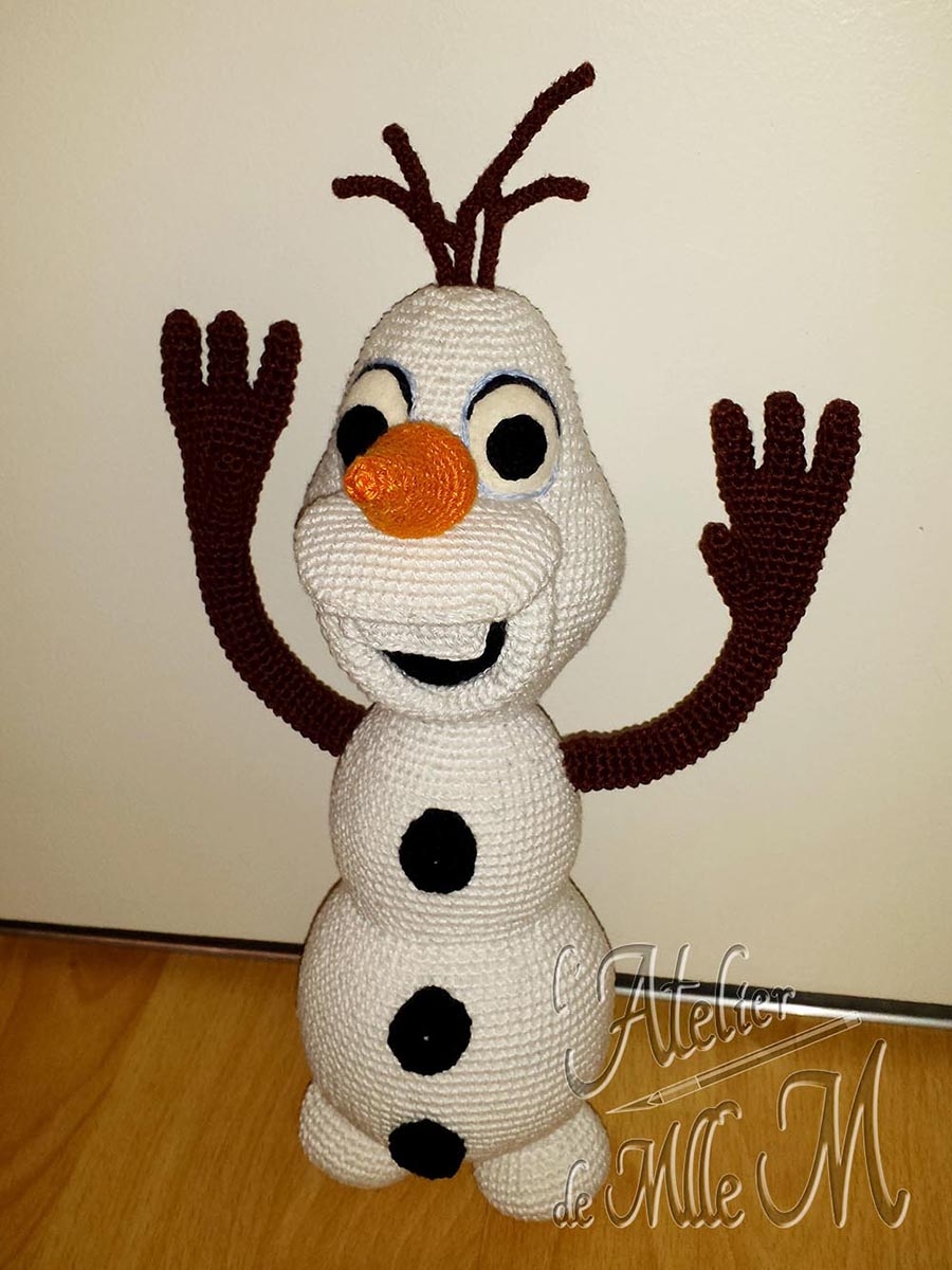 Il s'appelle Olaf, et il adore les câlins ! C'est le bonhomme de neige de "La Reine des Neiges". Composition : Fil 100% coton et rembourrage polyester. Yeux et bouche en feutrine. Hauteur : 27 cm (sans les brindilles/cheveux).