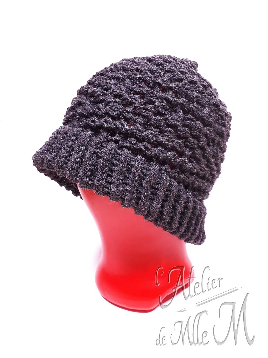 Un motif élégant pour ce bonnet pour homme. Composition : laine Réalisé suivant le patron gratuit (en anglais sous-titré français) de Tuteate : https://youtu.be/bzJfzGVzkQc