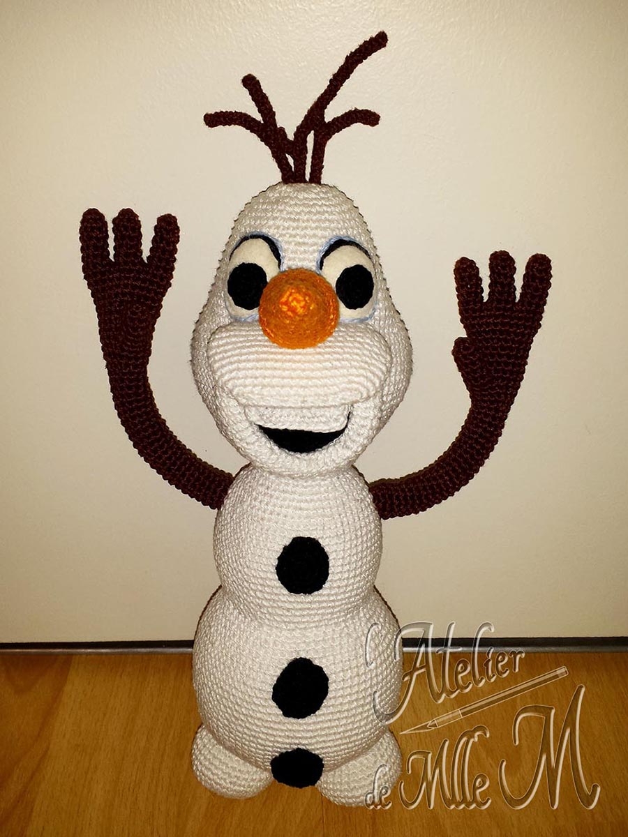 Il s'appelle Olaf, et il adore les câlins ! C'est le bonhomme de neige de "La Reine des Neiges". Composition : Fil 100% coton et rembourrage polyester. Yeux et bouche en feutrine. Hauteur : 27 cm (sans les brindilles/cheveux).