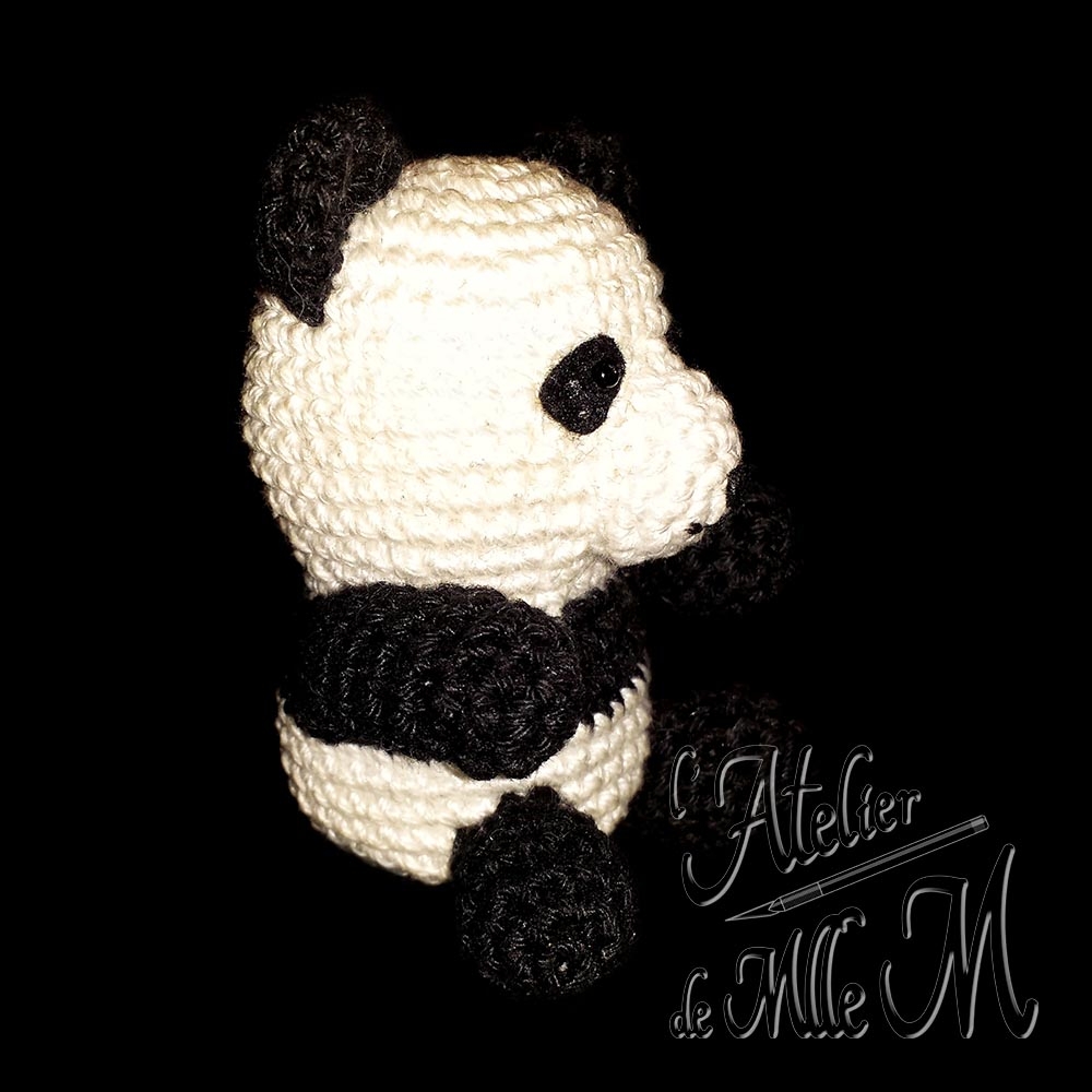 Panda Choo. Un mignon petit panda. Création appartenant à la gamme des "Amis Choo". Composition : Fil 100% coton et rembourrage polyester.