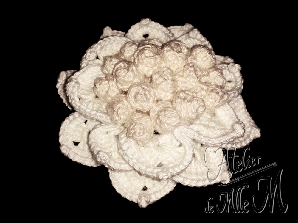 Une fleur aux pétales blanches et cœur écru réalisé au crochet montée en barrette. Composition : Fil 100% coton. Support de barrette en métal. Fleur réalisée suivant le patron gratuit (en portugais) del Mundo des Soraia : https://www.youtube.com/watch?v=qpLq2lyWC0o