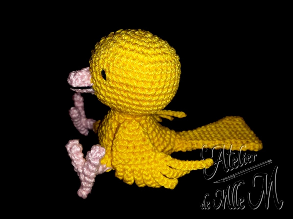 Canari Choo. Un adorable canari jaune. Création appartenant à la gamme des "Amis Choo". Composition : Fil 100% coton et rembourrage polyester.
