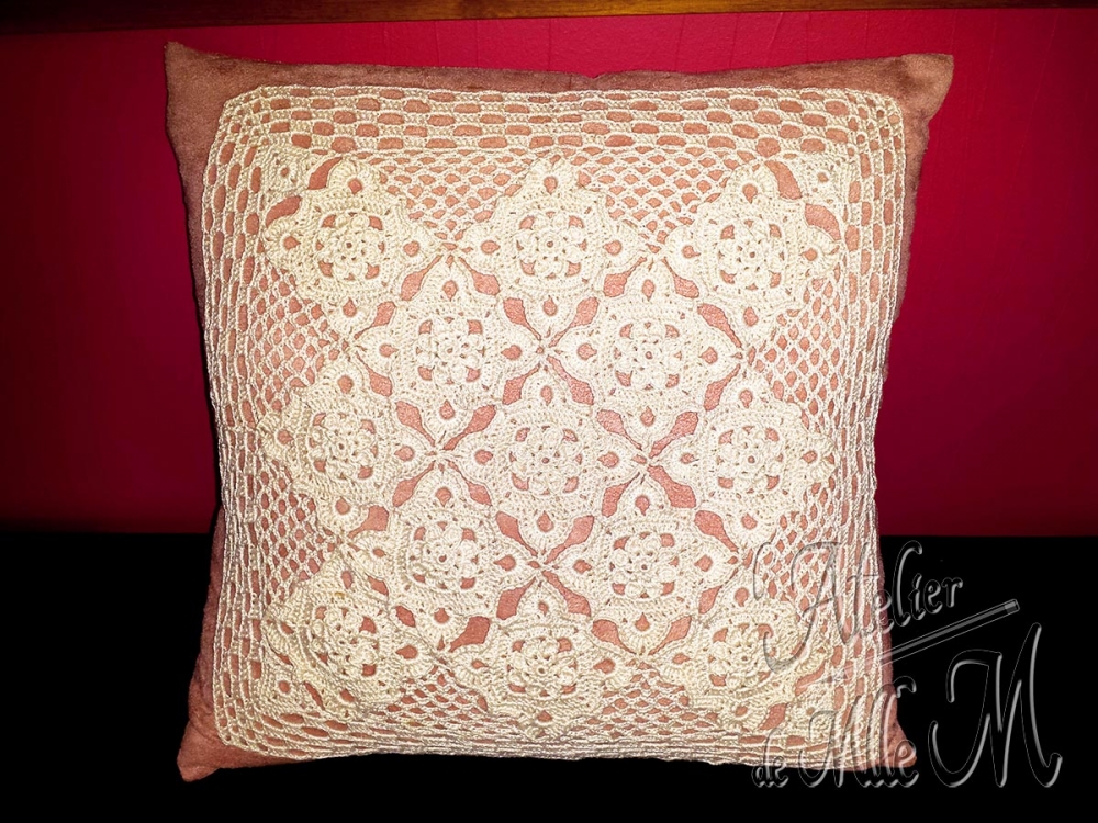 Un motif réalisé au crochet, puis cousu sur une housse de coussin 40x40 cm. Composition : Coton perlé N°5. Motif central trouvé sur internet. L'assemblage et les autres motifs sont improvisés.