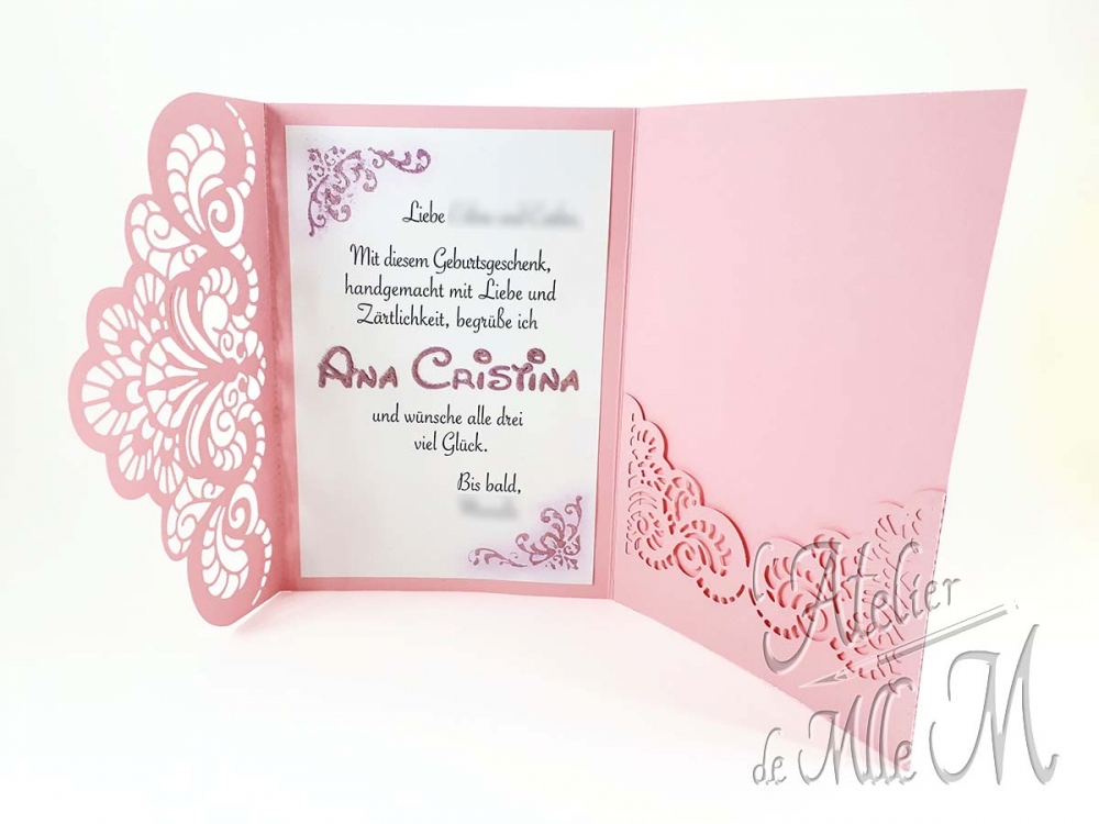 Carte portefeuille de naissance réalisée dans du papier mat, et nacrée de façon artisanale avec de la glitter-mist faite maison. Mot personnel à l'intérieur. Composition : Papier cartonné – Glitter-mist. Article disponible sur sur le Blog dans la catégorie Carterie.