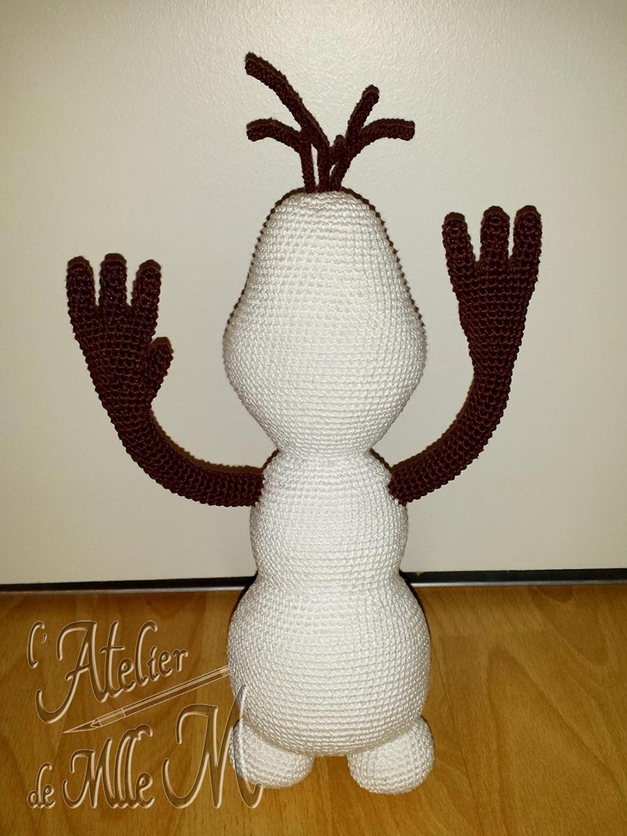 Il s'appelle Olaf, et il adore les câlins ! C'est le bonhomme de neige de "La Reine des Neiges". Composition : Fil 100% coton et rembourrage polyester. Yeux et bouche en feutrine. Hauteur : 27 cm (sans les brindilles/cheveux).