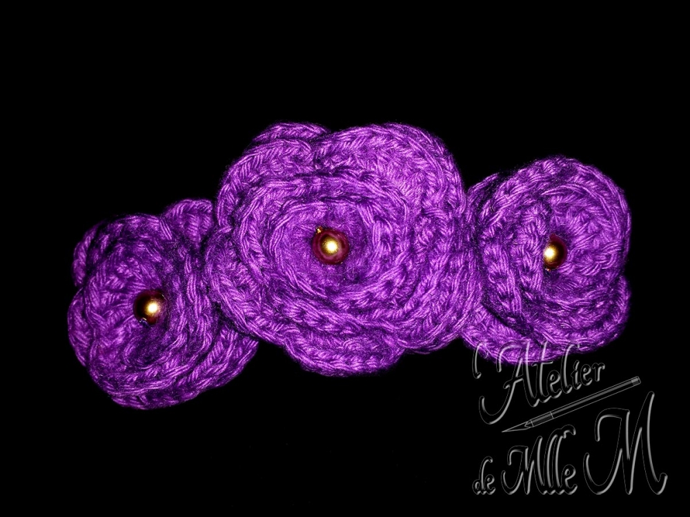 3 roses réalisées au crochet, montées sur une barrette à cheveux. Composition : Fil 100% coton. Cœur en perles dorées. Support de barrette en métal. Réalisation suivant le patron gratuit de DeSerres : http://www.deserres.ca/ (tutoriel indisponible)