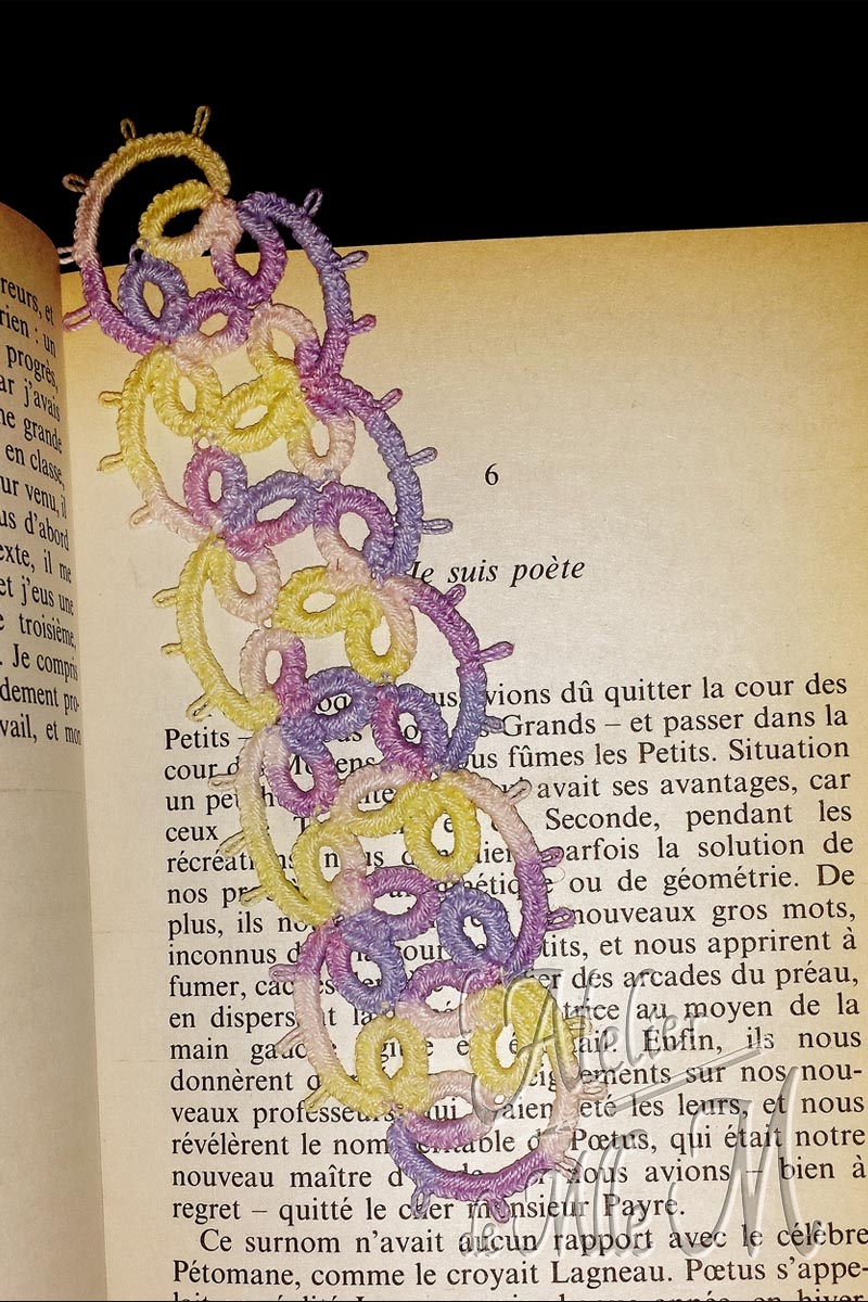 Marque-page spirales. Composition : Frivolité à l&amp;amp;amp;#039;aiguille. Fil de coton Rico n°10. Réalisé à partir du patron gratuit de O claire de lune : https://oclairedelune.wordpress.com/2014/09/02/marque-pages-spirales-spiral-bookmarks/