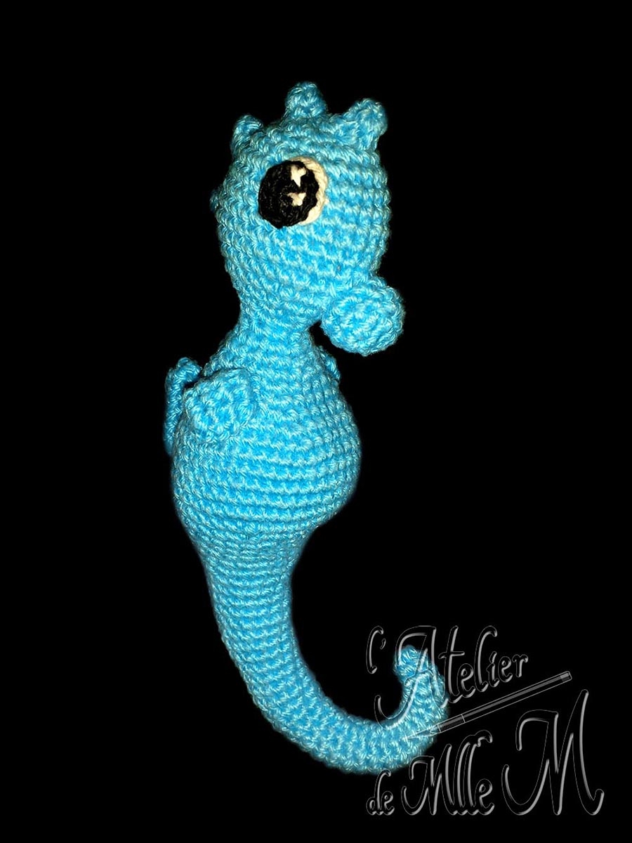 Hippocampe. Un élégant popocampe turquoise. Composition : Fil 100% coton et rembourrage polyester. Inspiré et réalisé sans patron d'après les photos de Mygurumi : https://www.etsy.com/fr/listing/62535461/modele-hippocampe-pdf