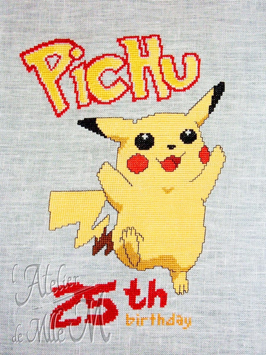 Pikachu. La mascotte préférée des Pokémon et de l'amie pour qui j'ai réalisé ce montage pour son 25ème anniversaire. Composition : Point de croix compté sur toile étamine. Fils de coton mouliné. Réalisation suivant une grille entièrement créée maison.