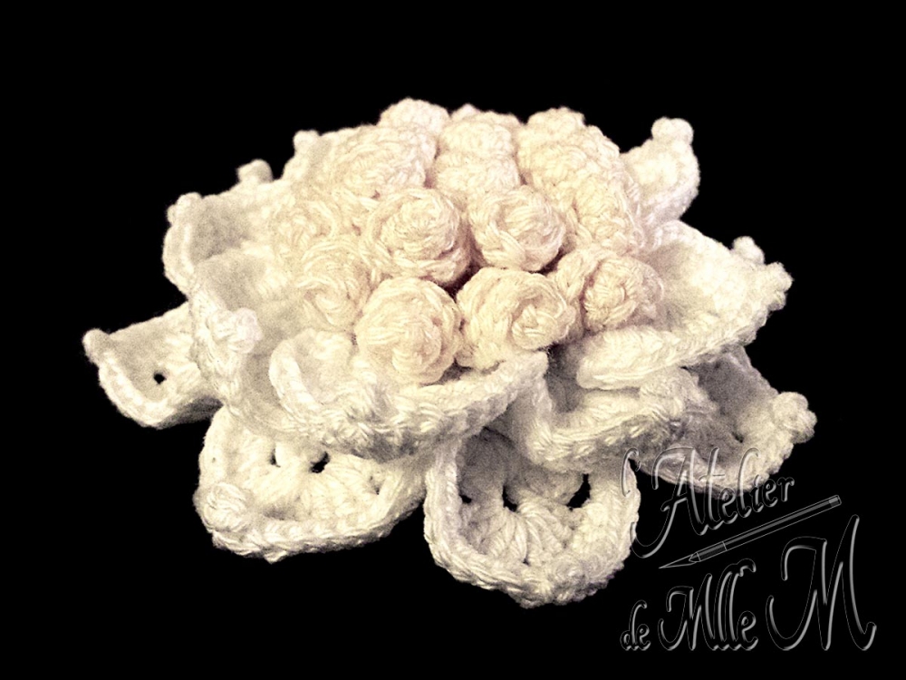 Une fleur aux pétales blanches et cœur écru réalisé au crochet montée en barrette. Composition : Fil 100% coton. Support de barrette en métal. Fleur réalisée suivant le patron gratuit (en portugais) del Mundo des Soraia : https://www.youtube.com/watch?v=qpLq2lyWC0o