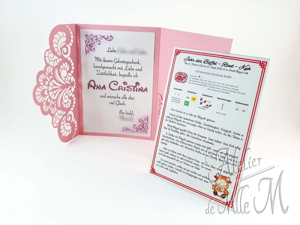 Carte portefeuille de naissance réalisée dans du papier mat, et nacrée de façon artisanale avec de la glitter-mist faite maison. Mot personnel et horoscope chinois à l'intérieur. Composition : Papier cartonné – Glitter-mist. Article disponible sur sur le Blog dans la catégorie Carterie.