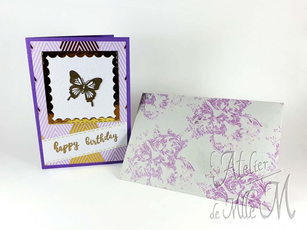 Carte d'anniversaire composée de plusieurs papiers superposés dans des couleurs mauves et foil doré. Le texte et le papillon sont embossé à chaud. Le cadre du tableau papillon est coupé avec une matrice de découpe, tandis que son fond blanc est embossé à froid pour lui donner du relief. Une enveloppe en papier cartonné habillé d'un joli motif mauve l'accompagne. Composition : Papiers de différentes couleurs, textures et grammages – Texte et papillon embossés à chaud – Traits embossés à la main et marqués au stylo gel doré.