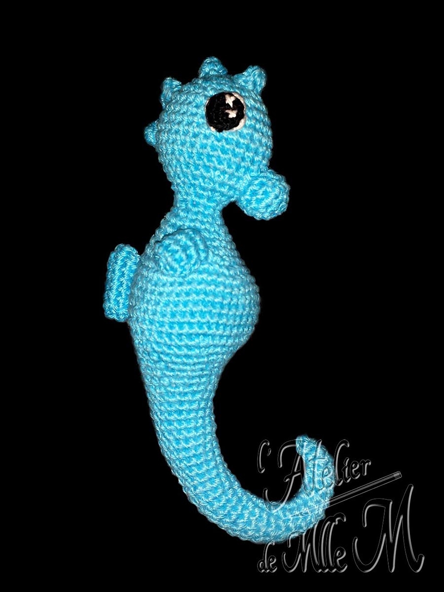 Hippocampe. Un élégant popocampe turquoise. Composition : Fil 100% coton et rembourrage polyester. Inspiré et réalisé sans patron d'après les photos de Mygurumi : https://www.etsy.com/fr/listing/62535461/modele-hippocampe-pdf