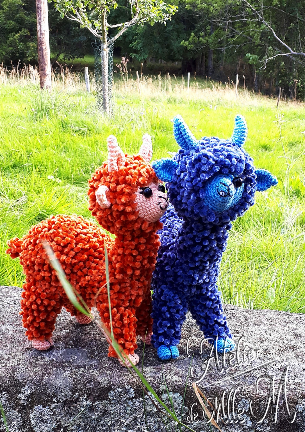 Amigurumis des Keervaks Clémentine et Bleuet. Animaux imaginaires extraient du roman F-ÂME de Sangya Dee.