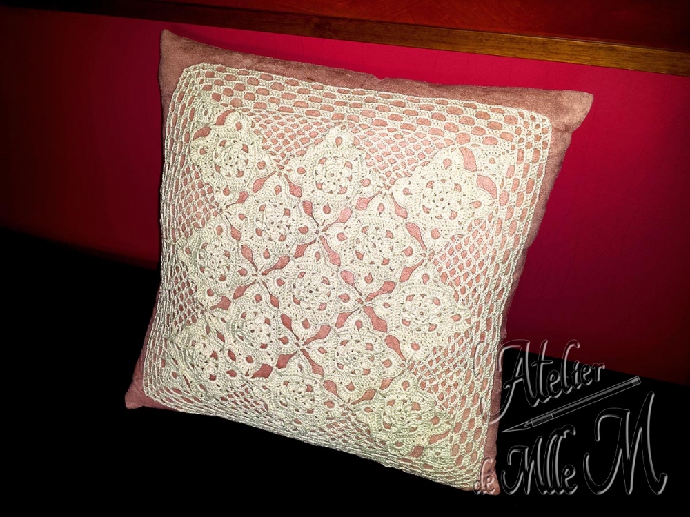 Un motif réalisé au crochet, puis cousu sur une housse de coussin 40x40 cm. Composition : Coton perlé N°5. Motif central trouvé sur internet. L'assemblage et les autres motifs sont improvisés.