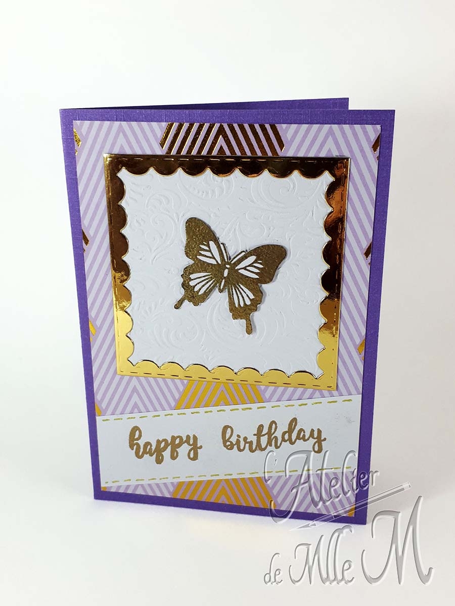 Carte d'anniversaire composée de plusieurs papiers superposés dans des couleurs mauves et foil doré. Le texte et le papillon sont embossé à chaud. Le cadre du tableau papillon est coupé avec une matrice de découpe, tandis que son fond blanc est embossé à froid pour lui donner du relief. Composition : Papiers de différentes couleurs, textures et grammages – Texte et papillon embossés à chaud – Traits embossés à la main et marqués au stylo gel doré.