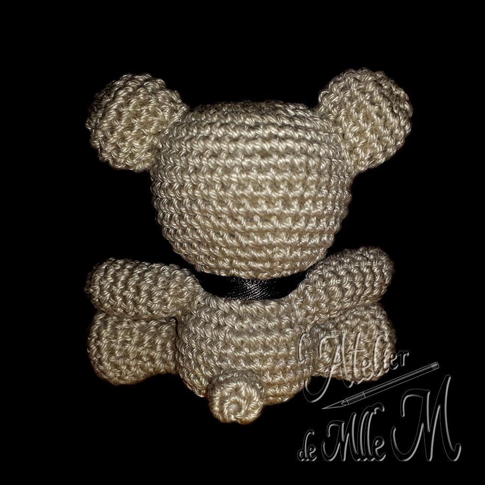 Teddy Choo. Un ourson avec un jolie nœud autour du cou. Création appartenant à la gamme des &amp;amp;quot;Amis Choo&amp;amp;quot;. Composition : Fil 100% coton et rembourrage polyester.