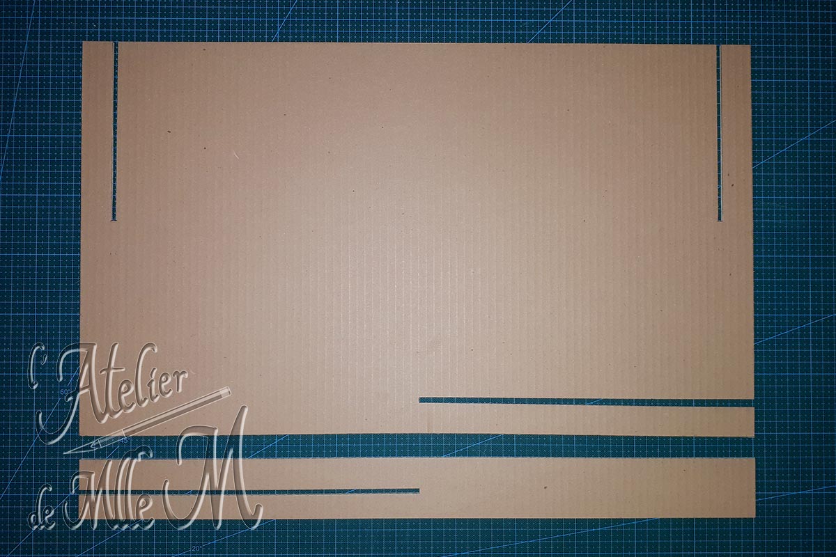 Coupe des planches F et A du Mini Studio Photo en carton, démontable et facile à ranger. Tutoriel / DIY disponible sur https://www.latelierdemllem.com/studio-photo/