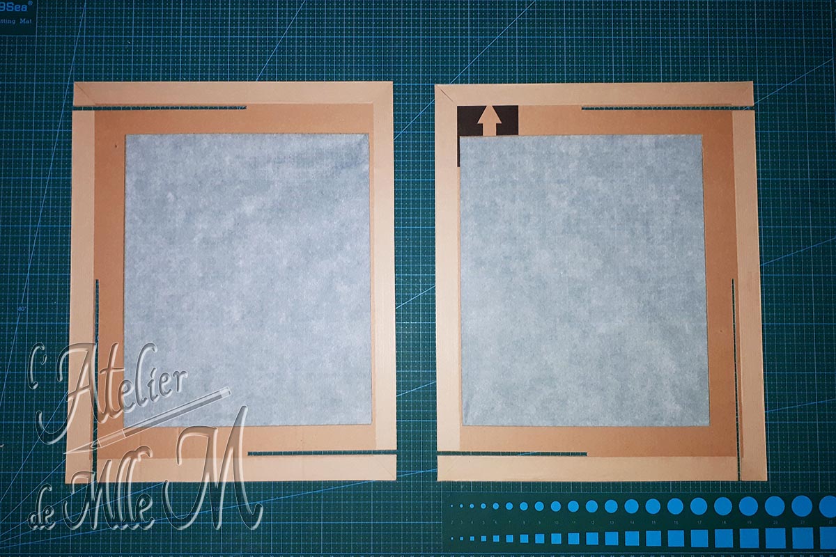Planches G et D du Mini Studio Photo en carton, démontable et facile à ranger. Kraft posé tout autour et écran en papier sulfurisé en place. Tutoriel / DIY disponible sur https://www.latelierdemllem.com/studio-photo/