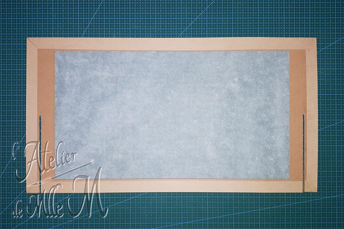Planche T du Mini Studio Photo en carton, démontable et facile à ranger. Kraft posé tout autour et écran en papier sulfurisé en place. Tutoriel / DIY disponible sur https://www.latelierdemllem.com/studio-photo/