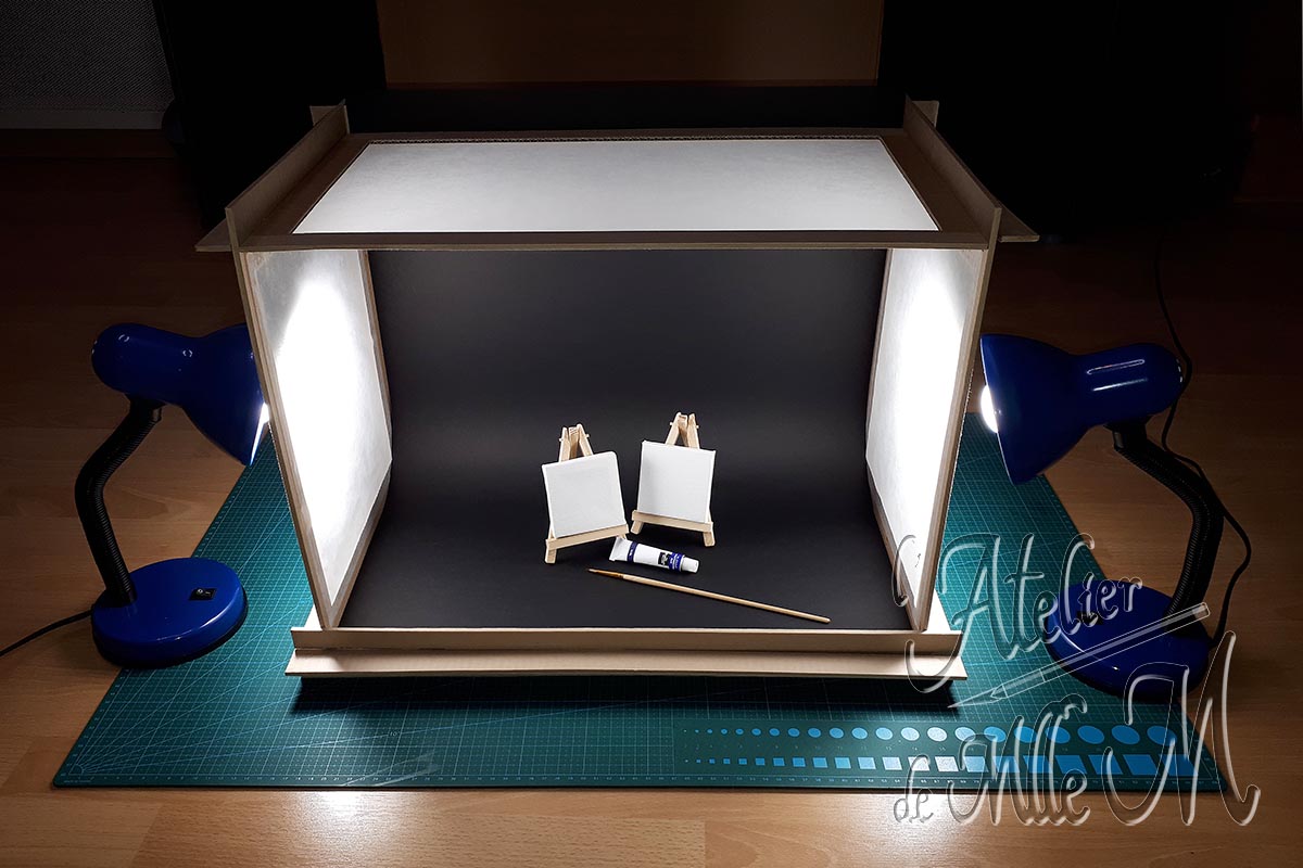 Installation du Mini Studio Photo en carton, démontable et facile à ranger, avec les lampes. Tutoriel / DIY disponible sur https://www.latelierdemllem.com/studio-photo/