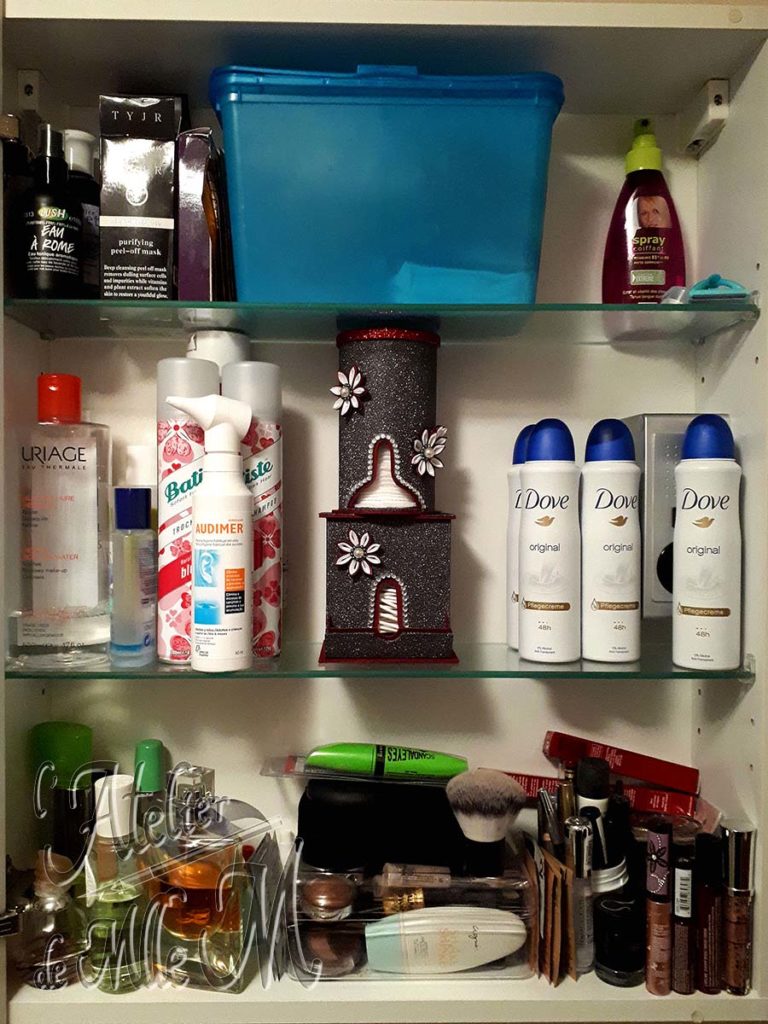 Première partie du ré-agencement de mon placard de salle de bain avec la mise en place de distributeurs de cotons. Suite avec le maquillage.