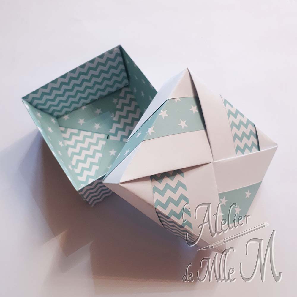 Une boîte origami carrée réalisée à partir de 8 carrés coupé dans des feuilles A4.