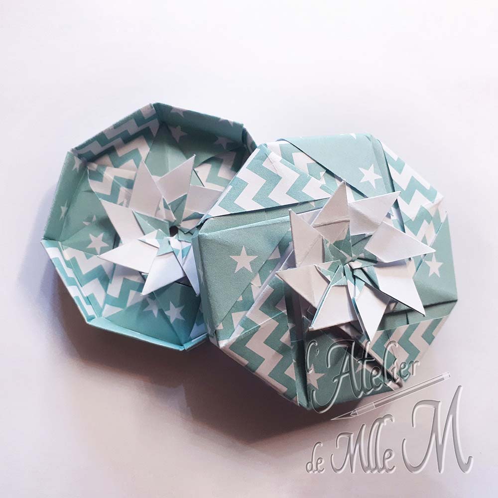 Une boîte origami octogonale réalisée à partir de 16 carrés de 6cm environ.