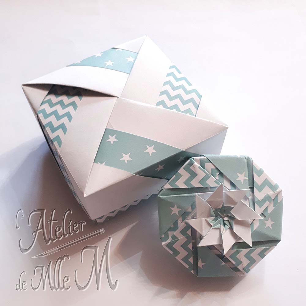 Deux boîtes origamis réalisées d'après des tutos vidéos en ligne.