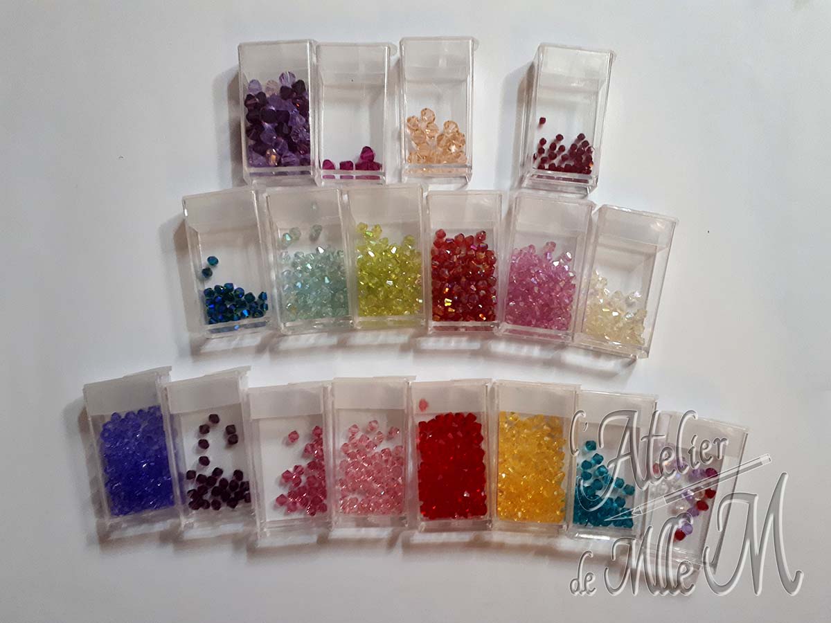 Vue sur les compartiments / godets de rangement pour perles que j'ai testé pour vous.