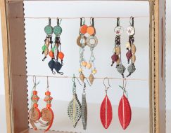 Boucles d'oreilles en carton de Sarreve artisanat.