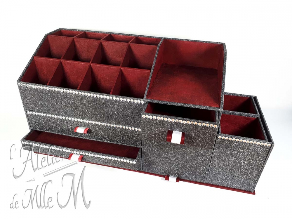 Rangement maquillage, ou organizer, fait en carton sur mesure.