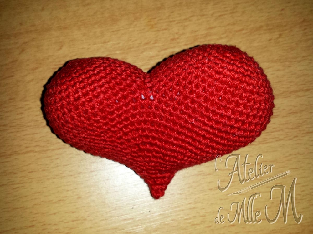 Cœur asymétrique. Un joli petit cœur asymétrique. Réalisation en fil 100% coton et rembourrage polyester. Réalisé à partir du patron gratuit (en anglais) de Cinnamon Purl (Mygurumi) : http://www.cinnamonpurl.com/pop-heart-pattern/