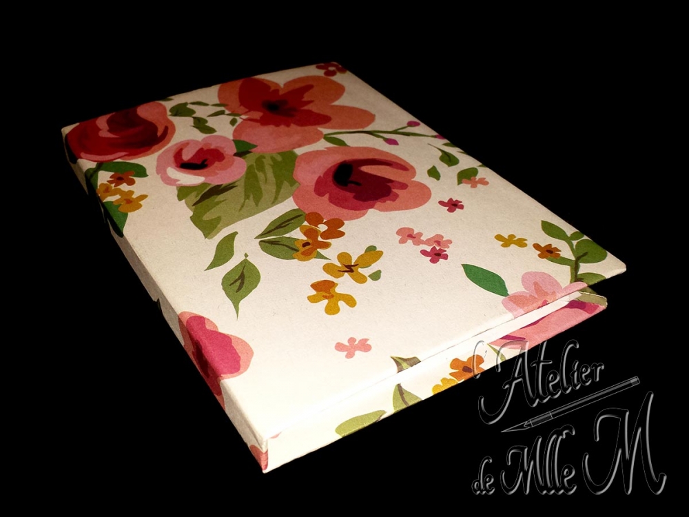 Un petit livret avec 4 poches de rangement pour les cartes de visite. On en a toujours plein... On sait jamais où les mettre, mais on veut pas les jeter au cas où... Problème réglé avec ce petit livret en carton et papier. Dimensions : 13,7 x 10,3 x 1,2 cm