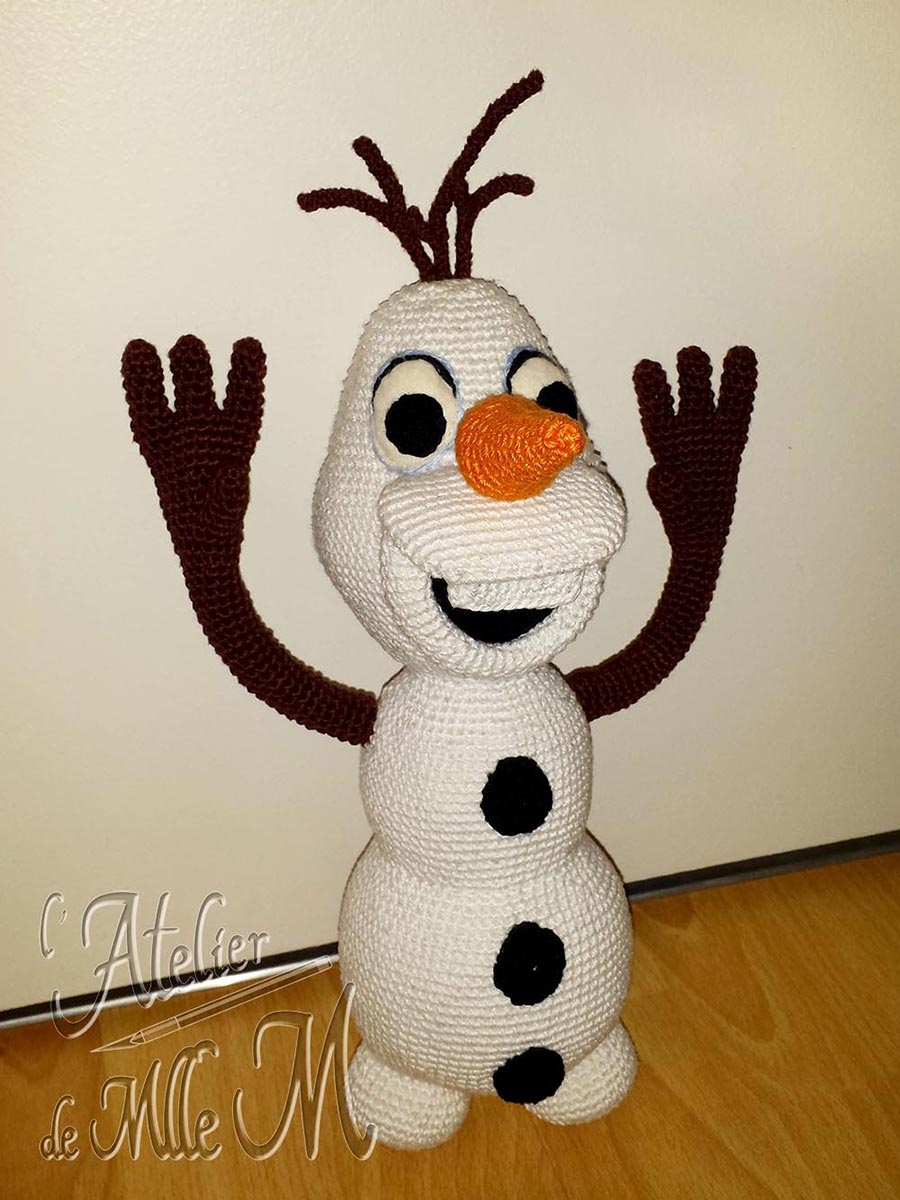 Il s'appelle Olaf, et il adore les câlins ! C'est le bonhomme de neige de "La Reine des Neiges". Composition : Fil 100% coton et rembourrage polyester. Yeux et bouche en feutrine. Hauteur : 27 cm (sans les brindilles/cheveux).
