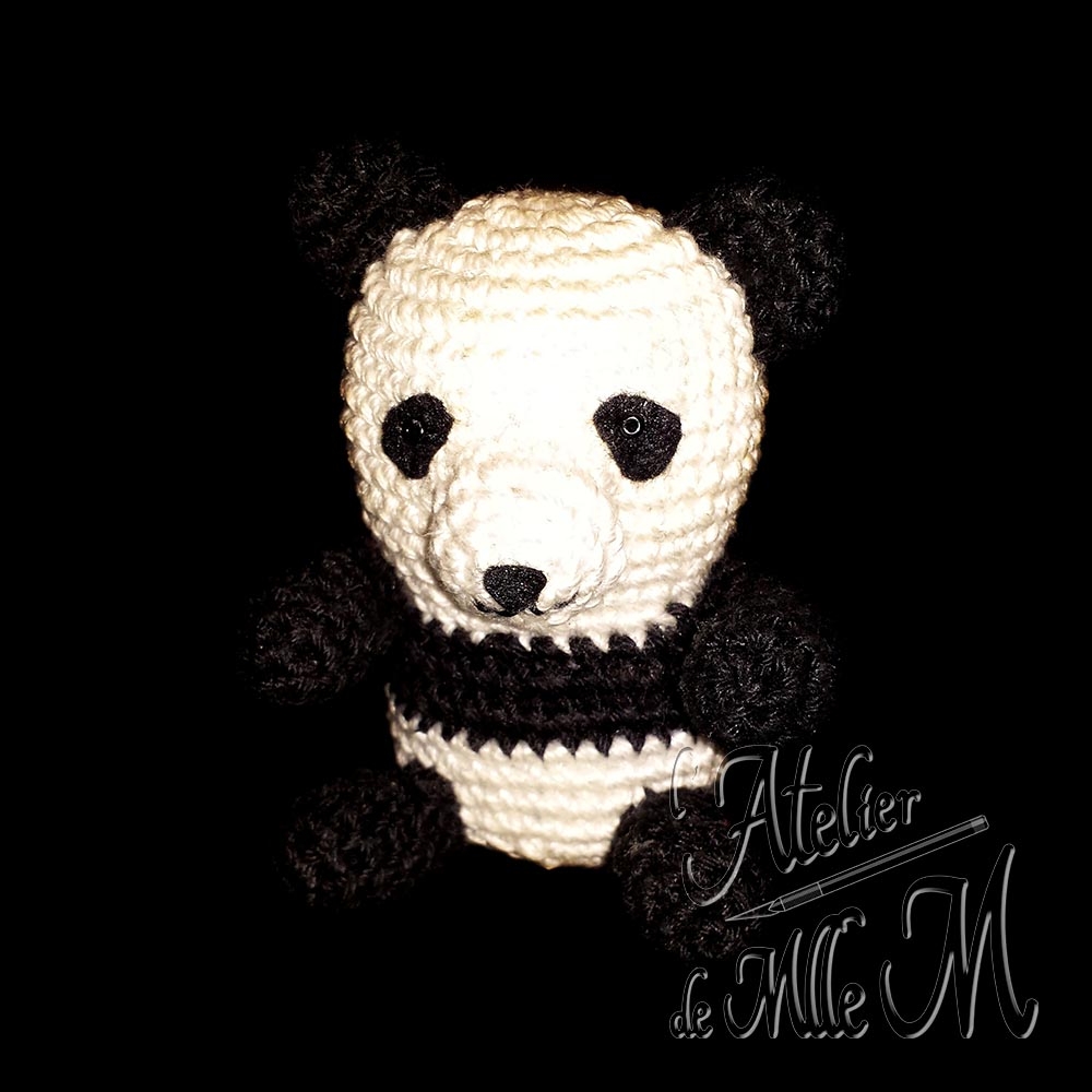 Panda Choo. Un mignon petit panda. Création appartenant à la gamme des "Amis Choo". Composition : Fil 100% coton et rembourrage polyester.